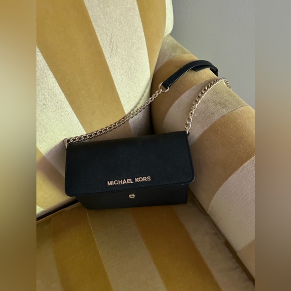 Michael Kors purse with adjustable strap. Like new - Picture 2 of 4